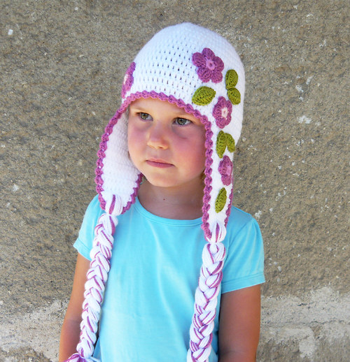 Bílá háčkovaná ušanka .....